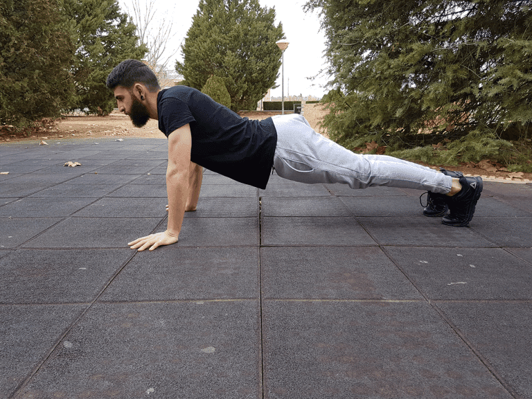Entrenar en casa - Recupera tu forma física y mejora tu productividad con solo 20 minutos de ejercicio diario 4 Entrenar en casa: posicion flexion final
