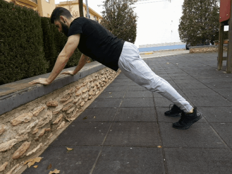 Entrenar en casa - Recupera tu forma física y mejora tu productividad con solo 20 minutos de ejercicio diario 6 Entrenar en casa: flexión inclinada